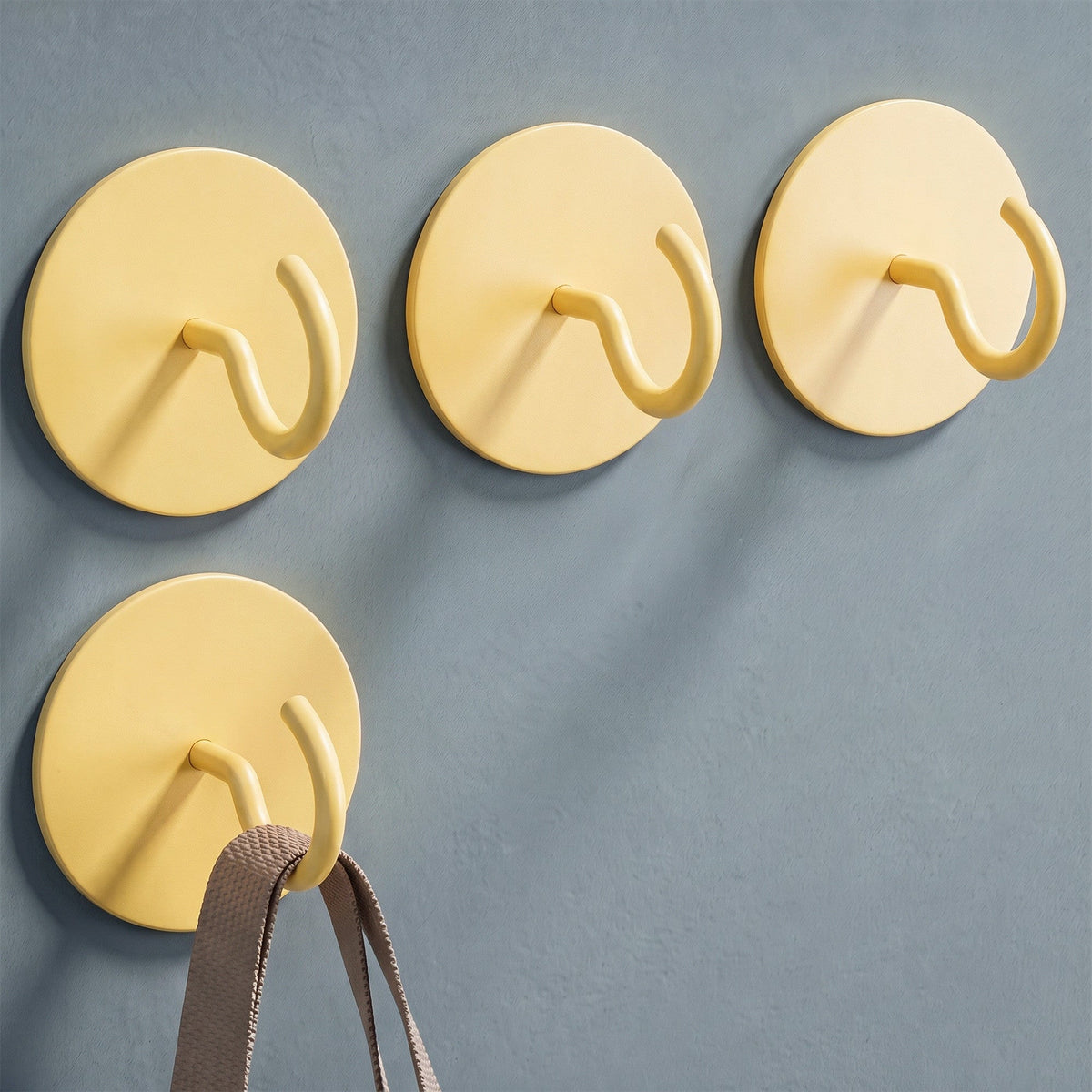 Deckenhaken rund in Pale Banana, 4er-Set an der Wand
