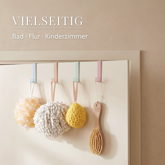 Vier Türhaken mit Badschwamm, Duschball, Schwamm und Bürste an einer Tür