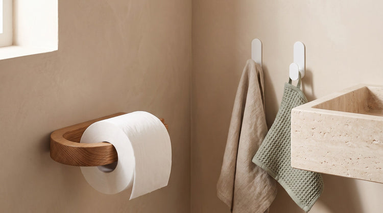 Eichen-Toilettenpapierhalter und weiße J-Hook-Klebehaken im Bad