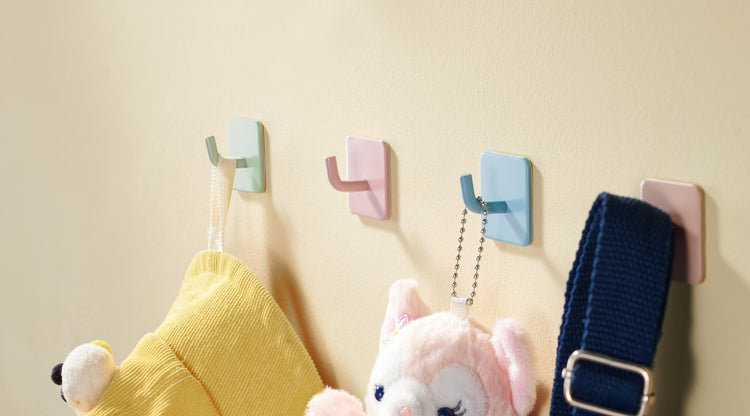 Bunte eckige Klebehaken im Kinderzimmer
