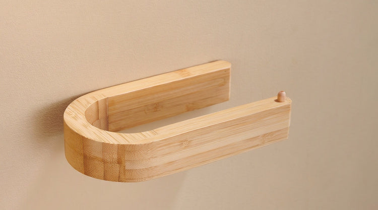 Toilettenpapierhalter aus Bambus an der Wand