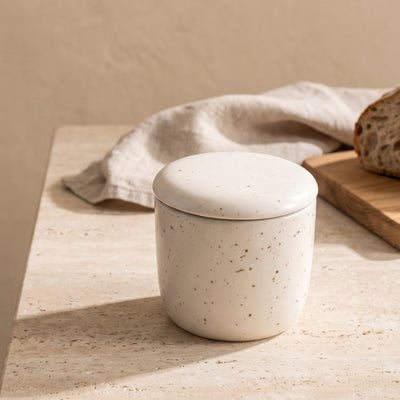 Französische Butterglocke aus Keramik in Beige auf Travertin