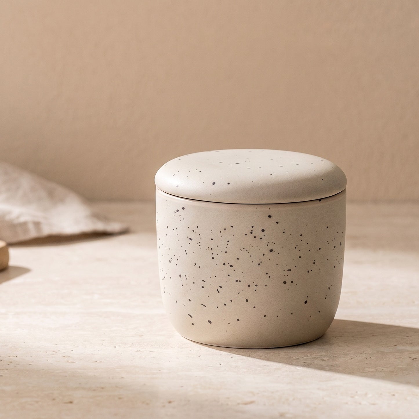 Französische Butterglocke aus Keramik in Grau