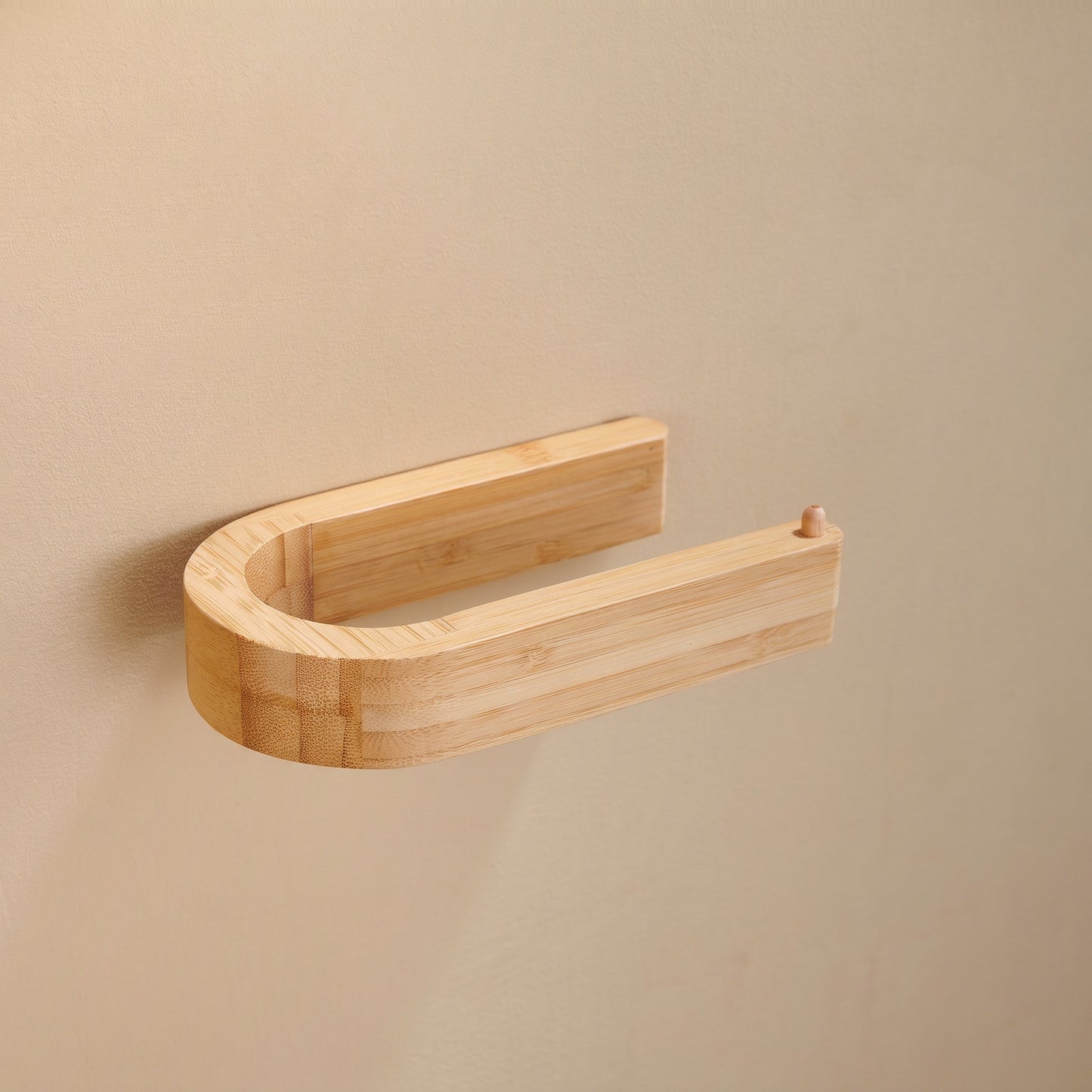Toilettenpapierhalter aus Bambus an einer Sandputzwand