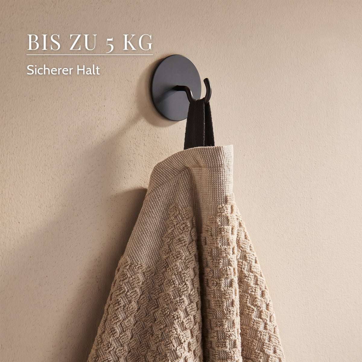 Schwarzer Rundhaken mit Handtuch