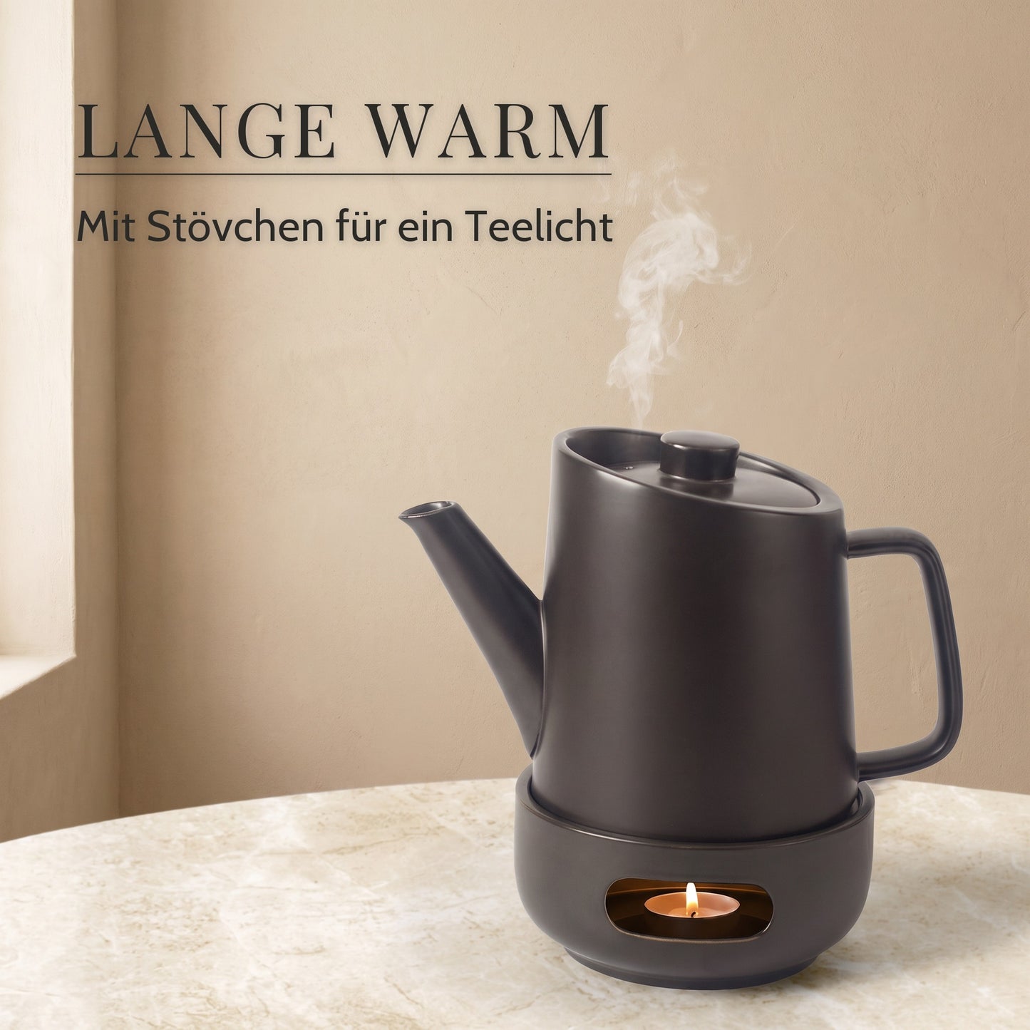 Teekanne auf dem Stövchen hält den Tee warm