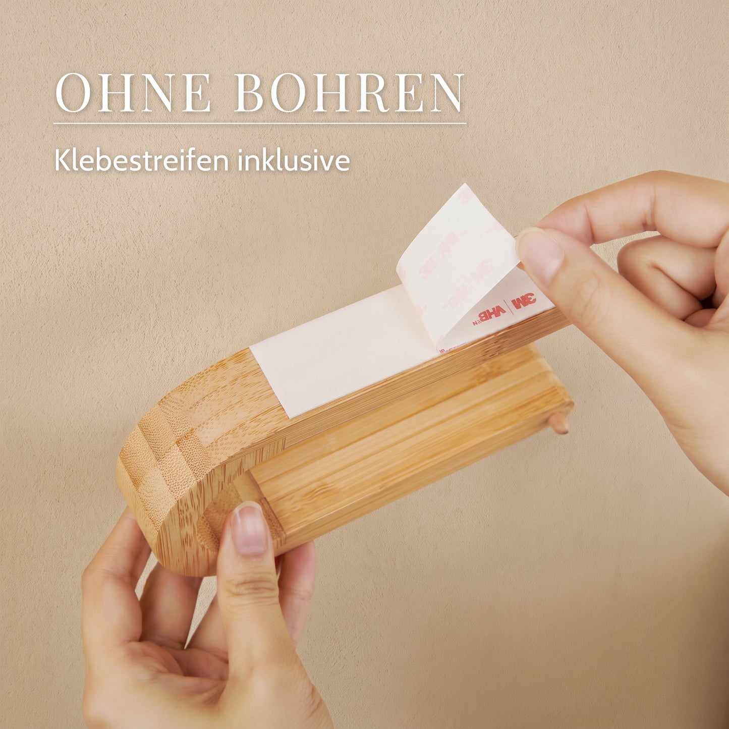 Klebestreifen wird auf den Bambus-Halter geklebt – Montage ohne Bohren