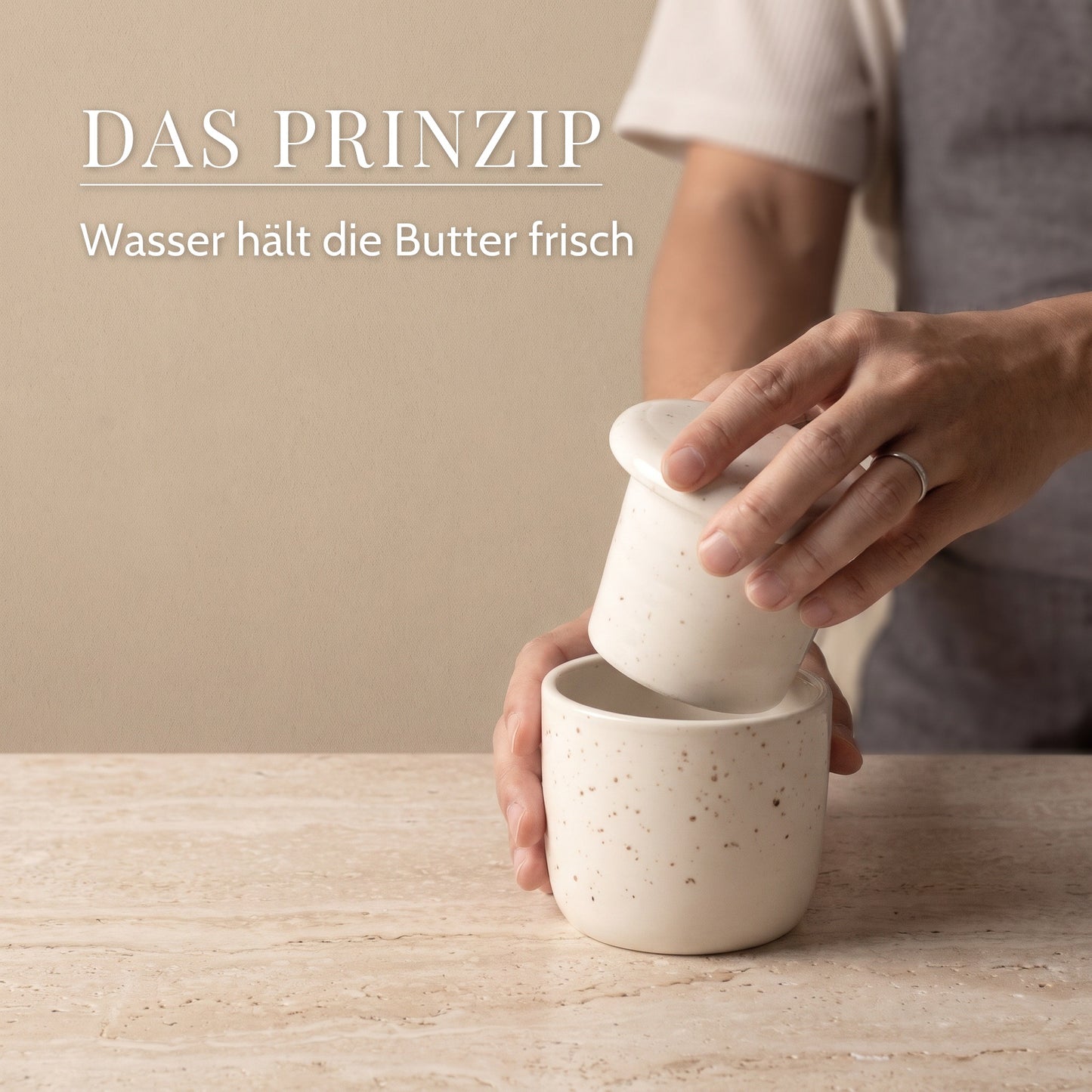 Butterglocke wird in die Wasserschale gesetzt