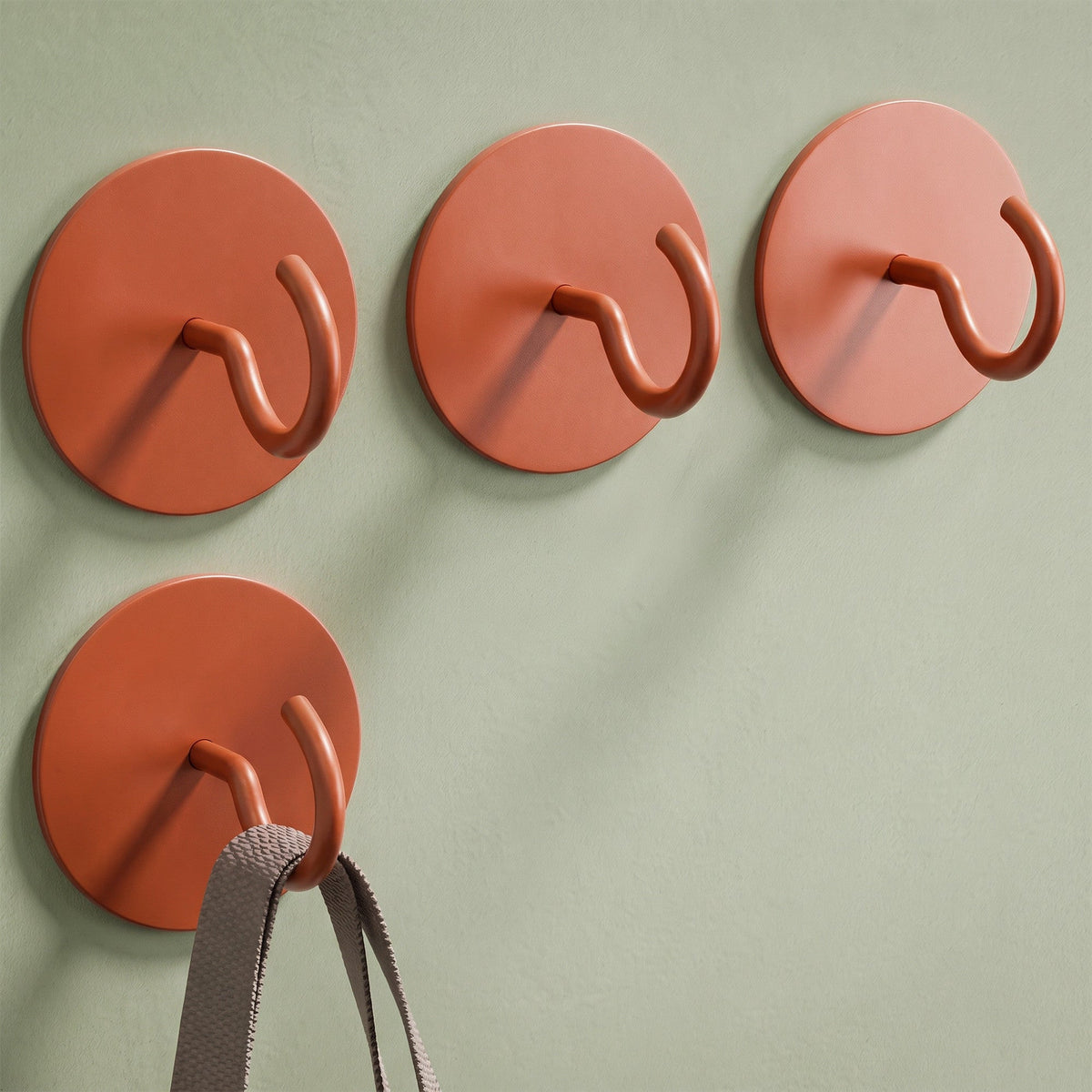 Deckenhaken rund in Terracotta, 4er-Set an der Wand