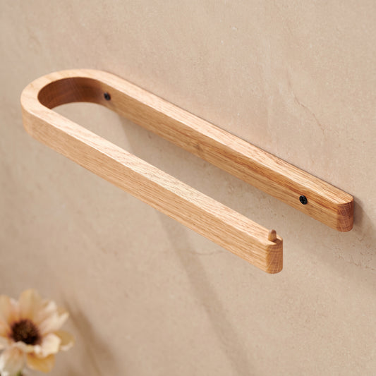 Handtuchhalter aus Eiche in U-Form, mit zwei Schrauben an der Wand befestigt, mit Stopper am Ende