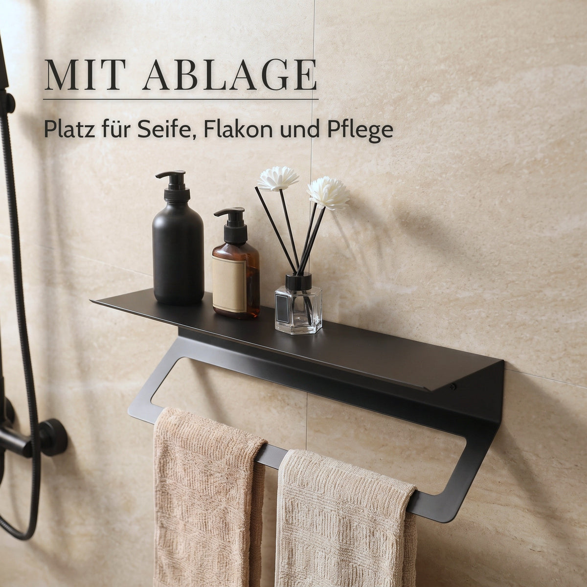 Ablage des schwarzen Handtuchhalters mit Seifenspender, Flakon und Duftstäbchen in der Dusche
