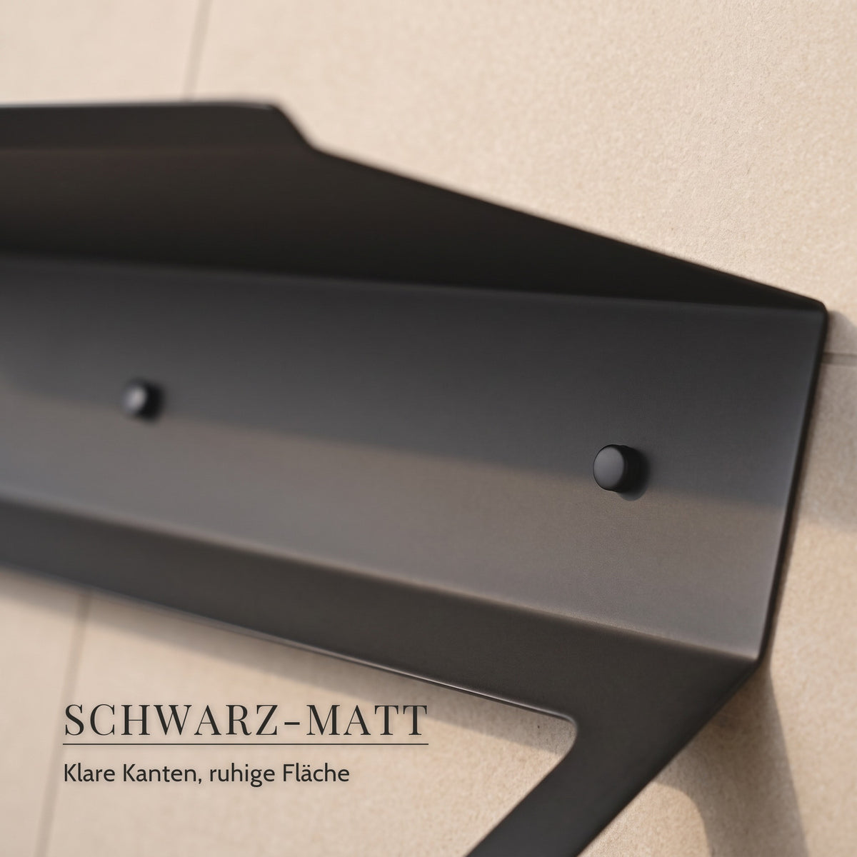 Nahaufnahme Handtuchhalter Schwarz-matt mit Abdeckkappen an warmer Fliese