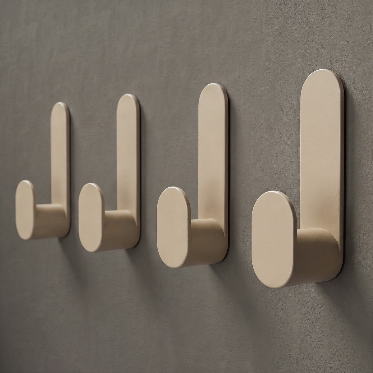 Klebehaken J-Hook in Warm Greige, an der Wand