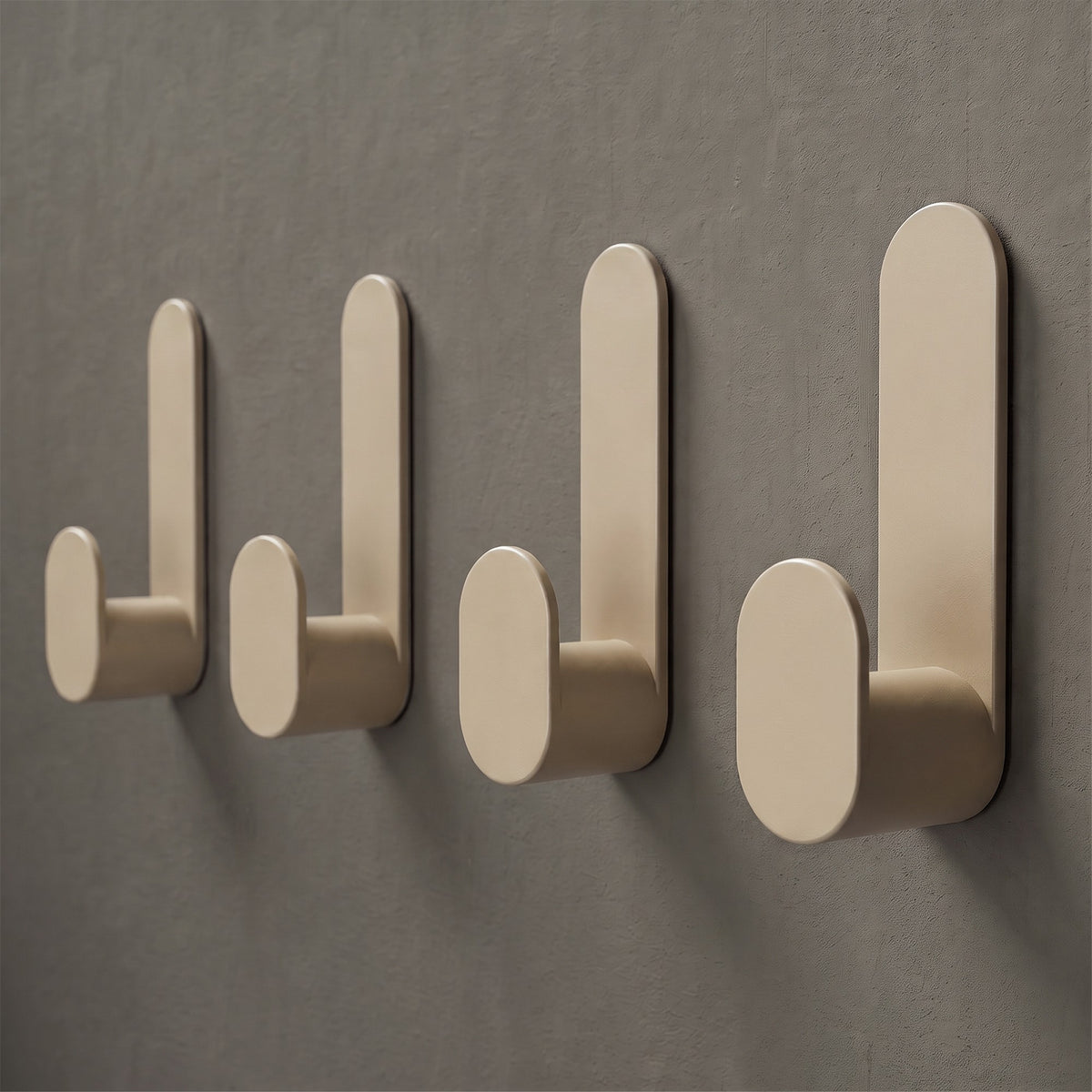 Klebehaken J-Hook in Warm Greige, an der Wand