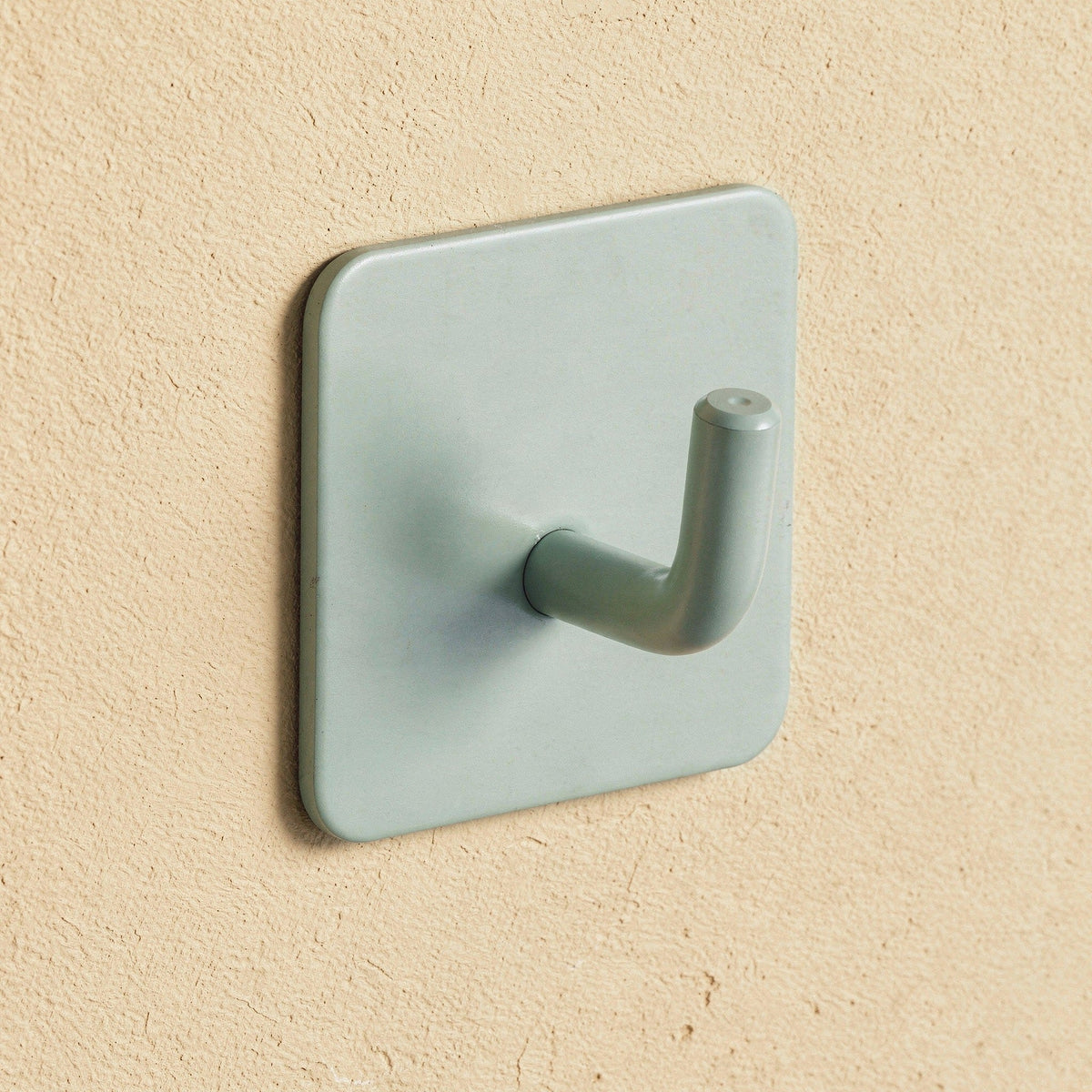 Klebehaken eckig in Mint an der Wand