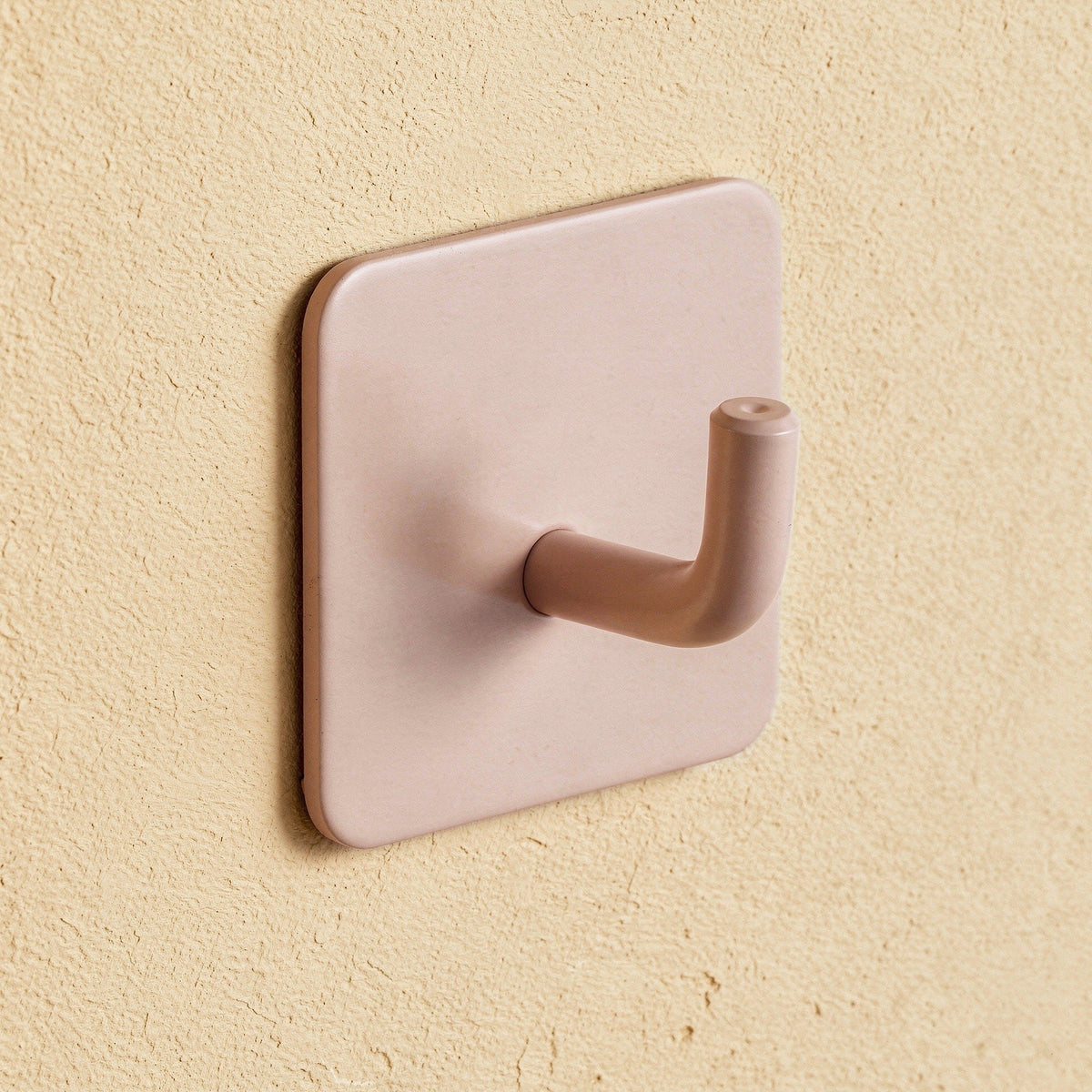 Klebehaken eckig in Pfirsich an der Wand