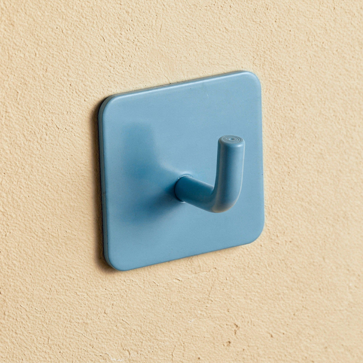 Klebehaken eckig in Blau an der Wand