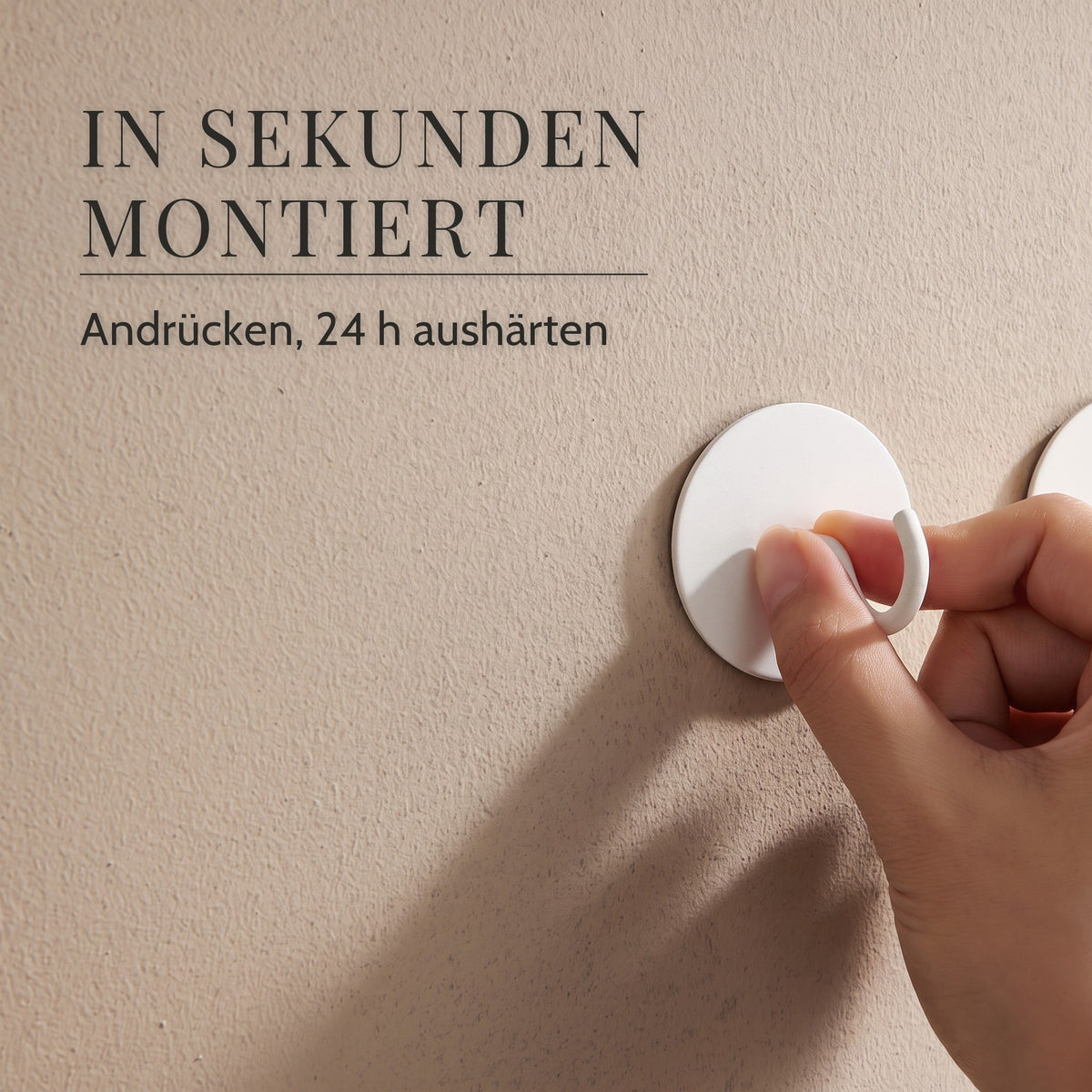 Rundhaken wird an die Wand gedrückt – Montage ohne Bohren
