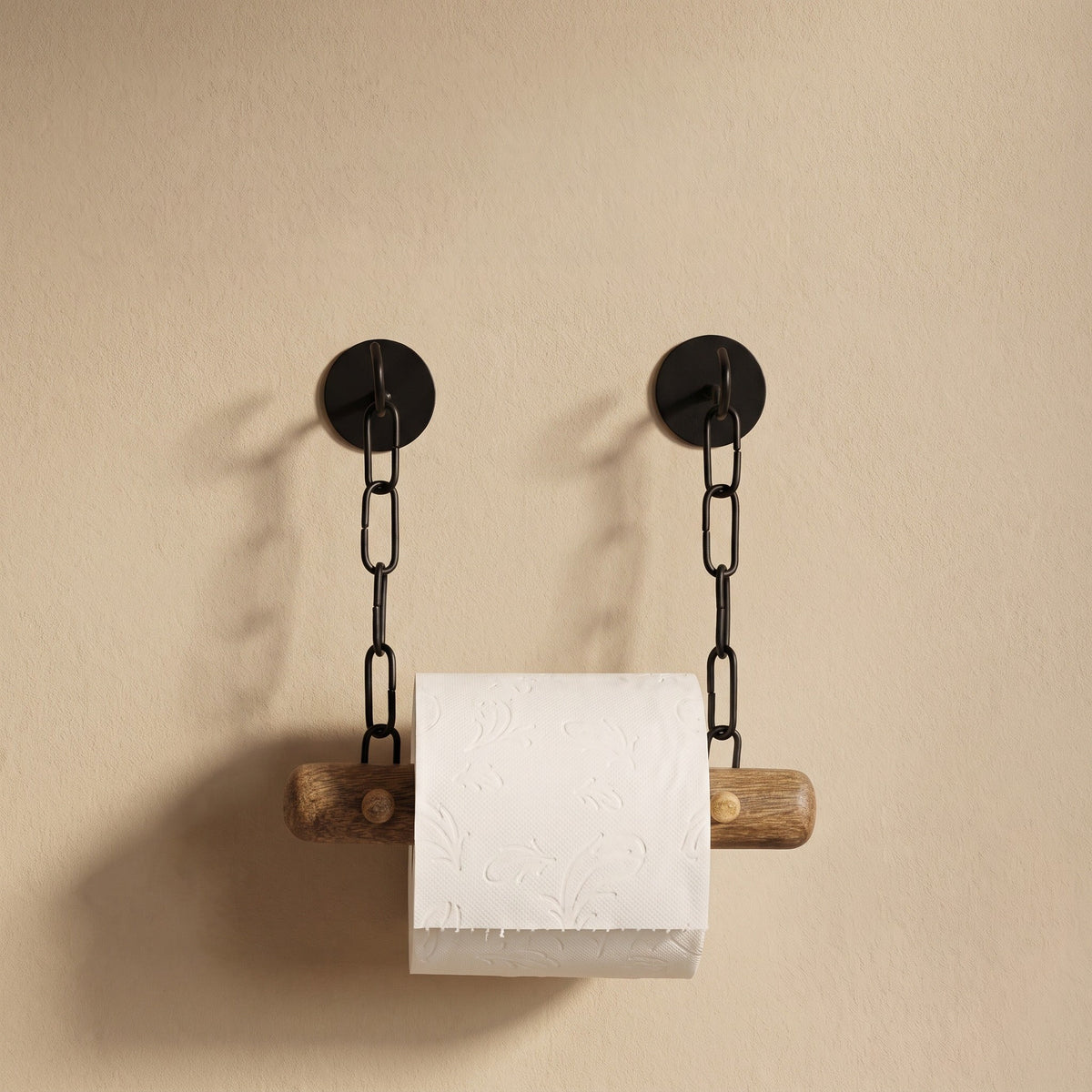 Toilettenpapierhalter aus Mangoholz mit schwarzen Ketten und Rolle