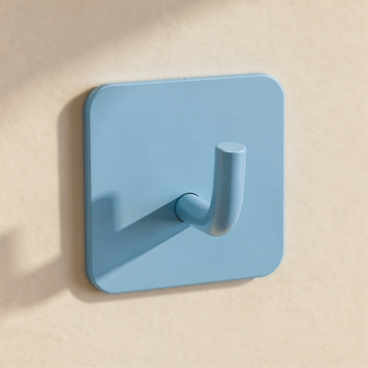 Klebehaken eckig in Blau an der Wand