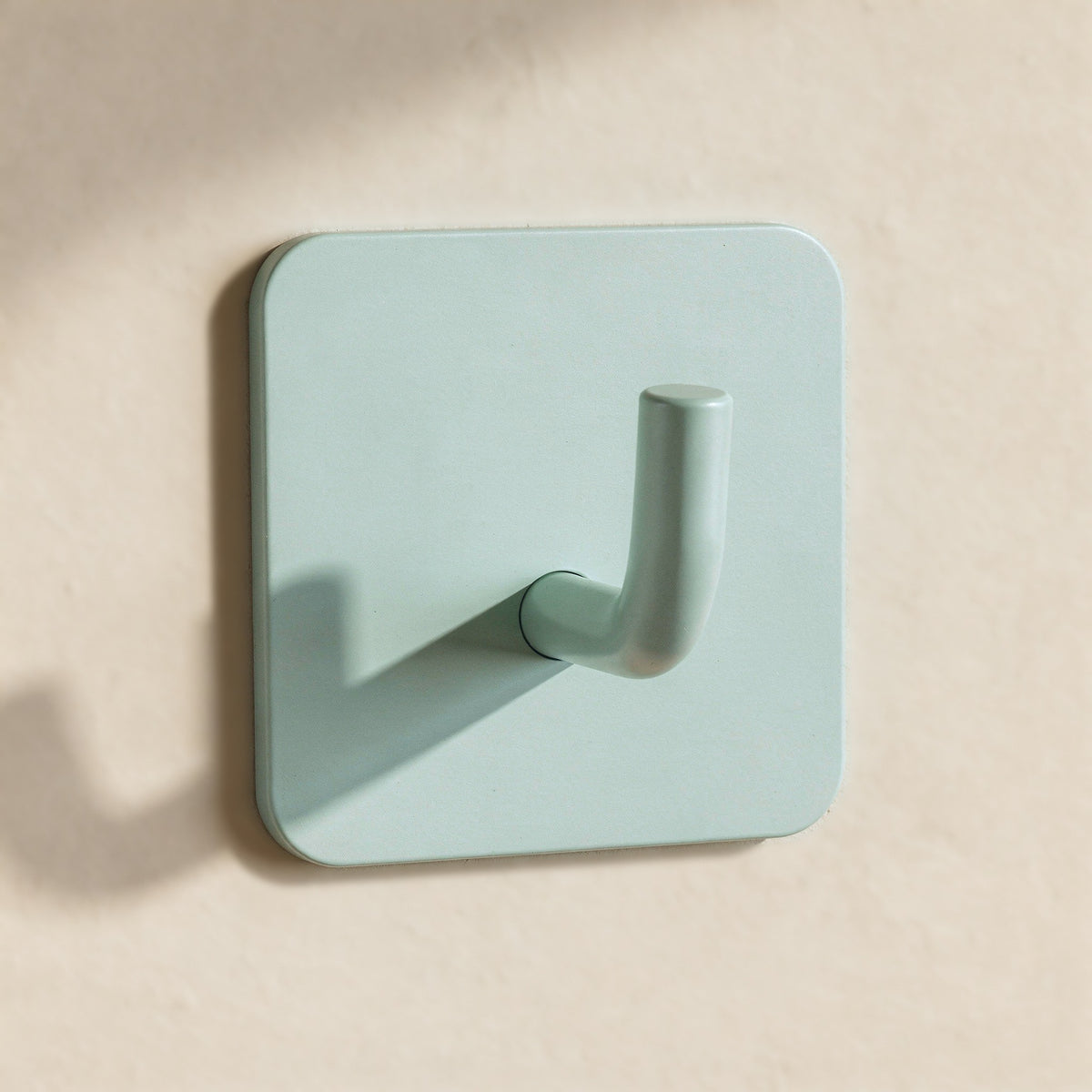 Klebehaken eckig in Mint an der Wand