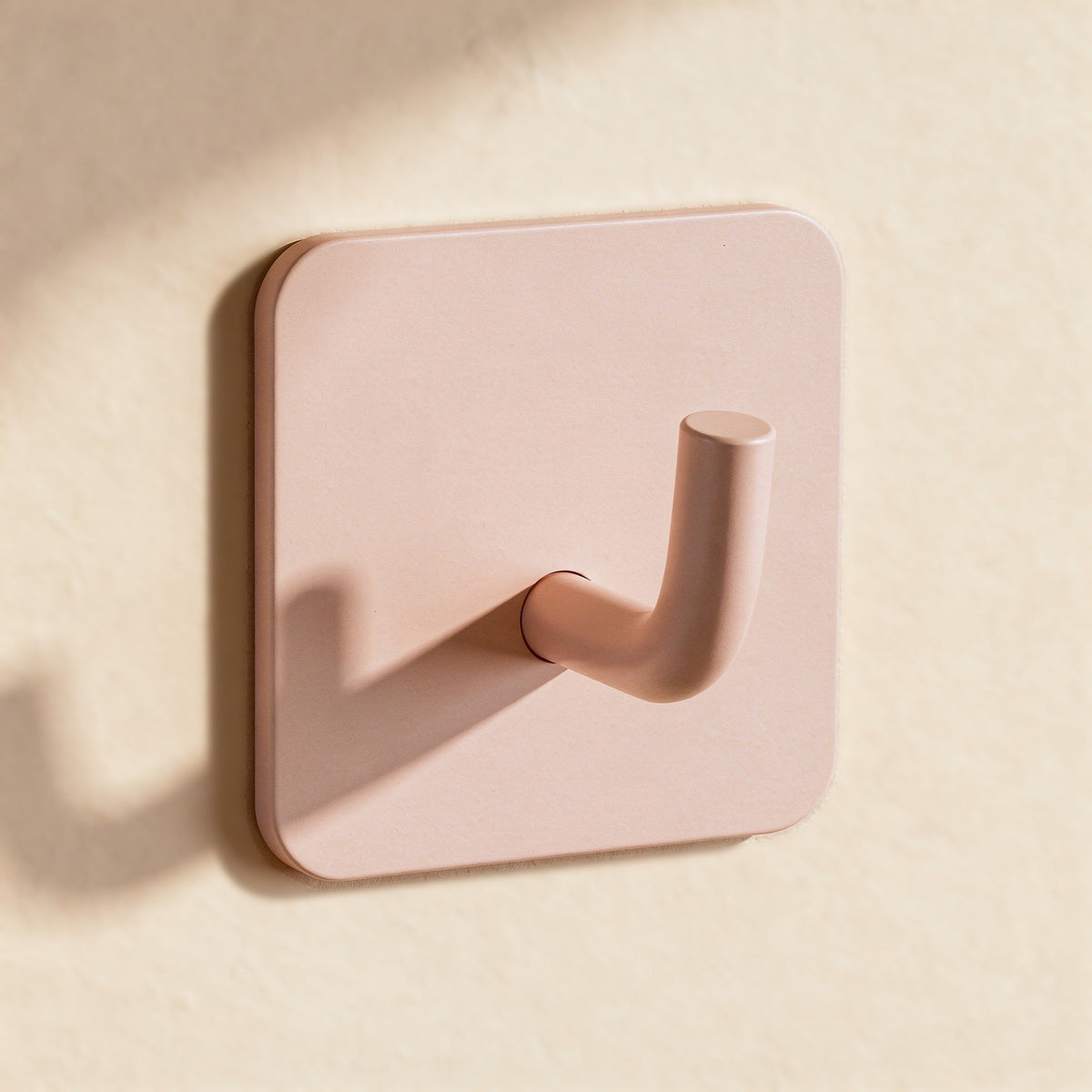 Klebehaken eckig in Pfirsich an der Wand