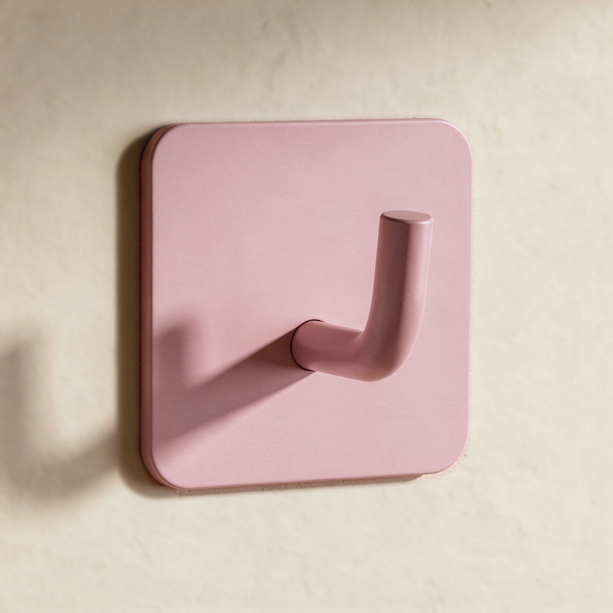 Klebehaken eckig in Rosa an der Wand