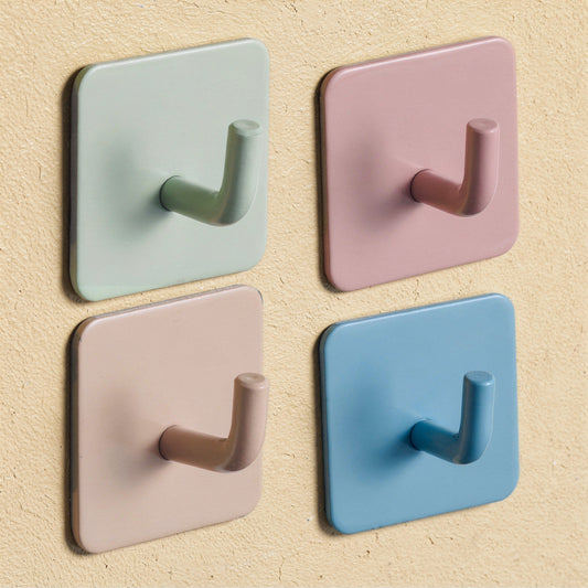 Klebehaken eckig im 4er-Set in Mint, Rosa, Pfirsich und Blau an der Wand