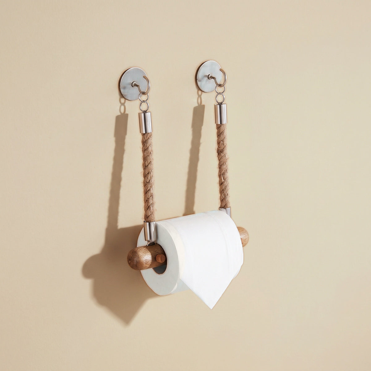 Toilettenpapierhalter aus Mangoholz mit Juteseil und Rolle an warmer Wand