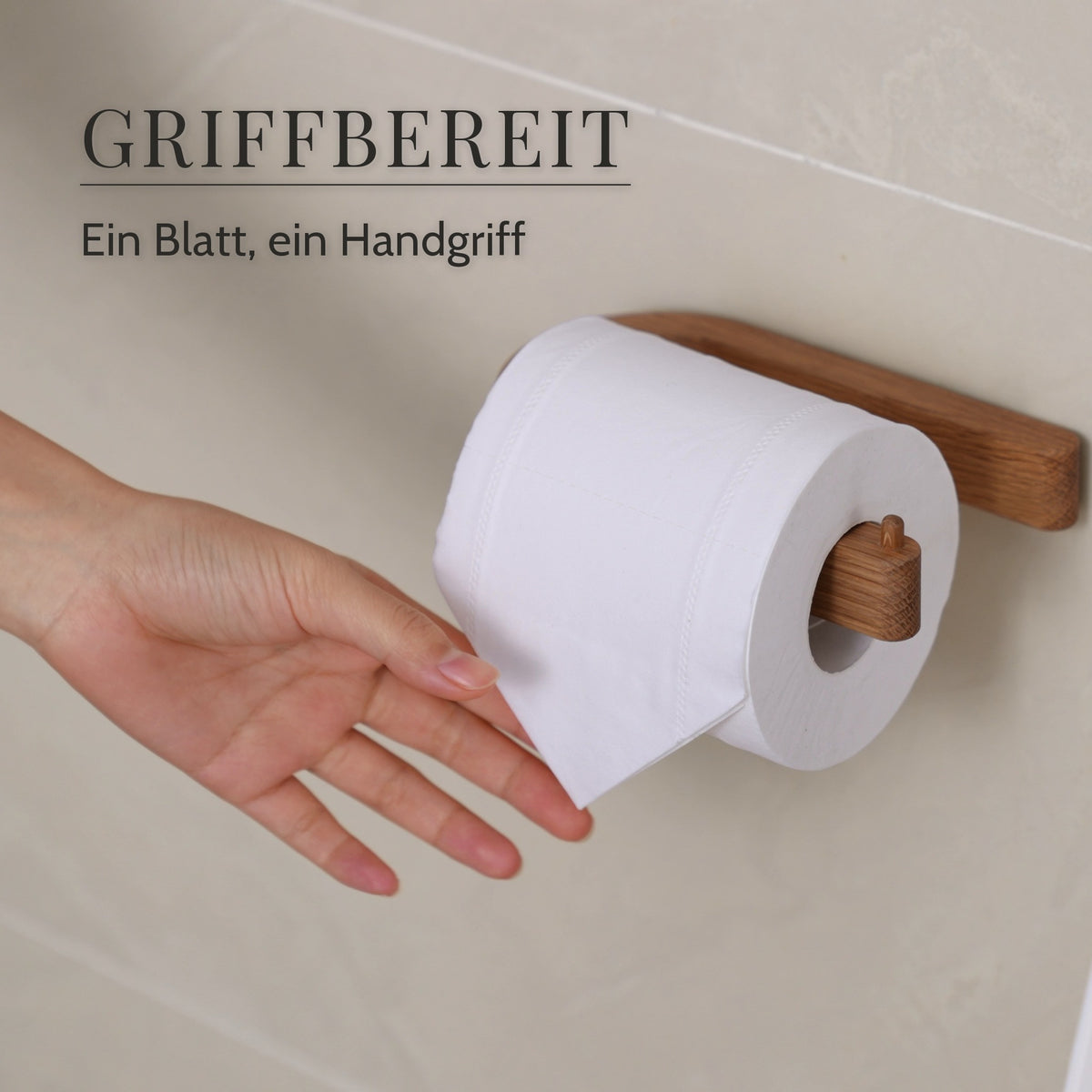 Hand greift das Blatt am Toilettenpapierhalter aus Eiche · Griffbereit: Ein Blatt, ein Handgriff