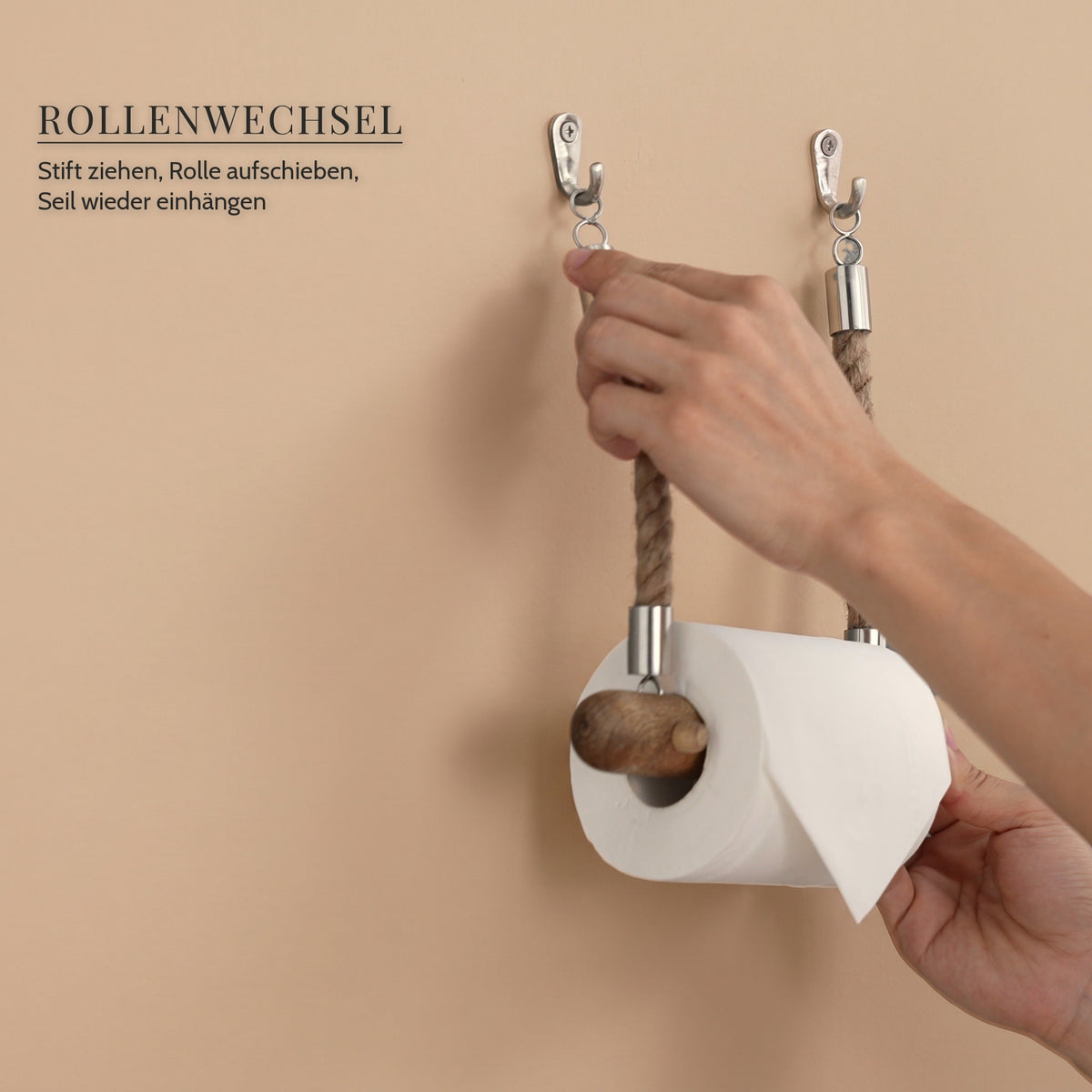 Hand hängt das Juteseil wieder in den Haken, die neue Rolle sitzt auf dem Mangostab · Rollenwechsel: Stift ziehen, Rolle aufschieben, Seil wieder einhängen