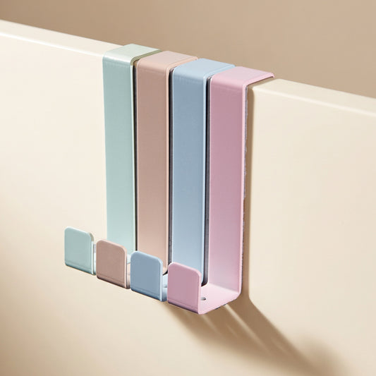 Türhaken-Set bunt: vier Türhaken in Mint, Sand, Blau und Rosa über der Kante einer cremeweißen Tür